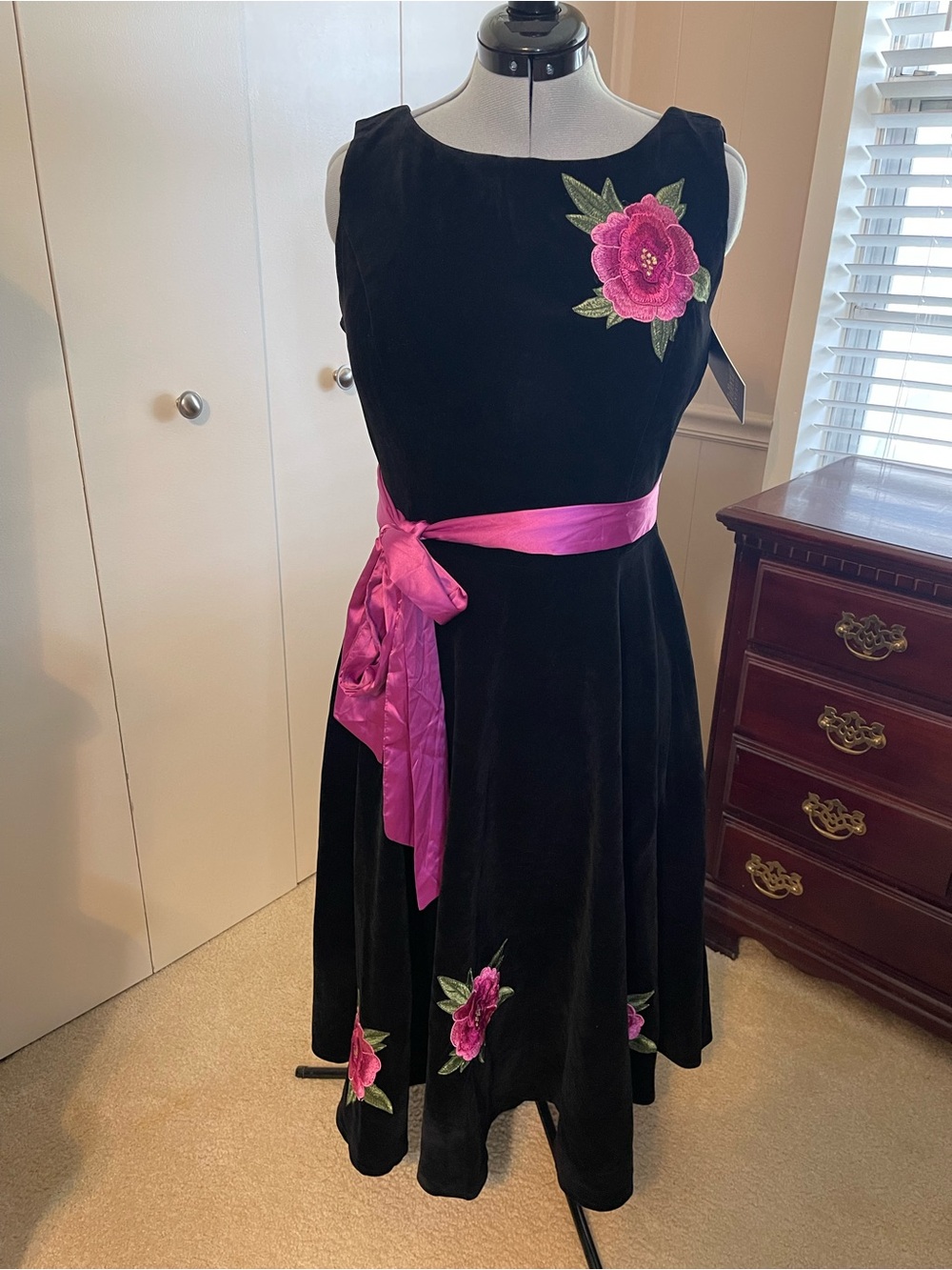 NWT Collectif Margaret Velvet Swing Dress with flower embroidery. size L